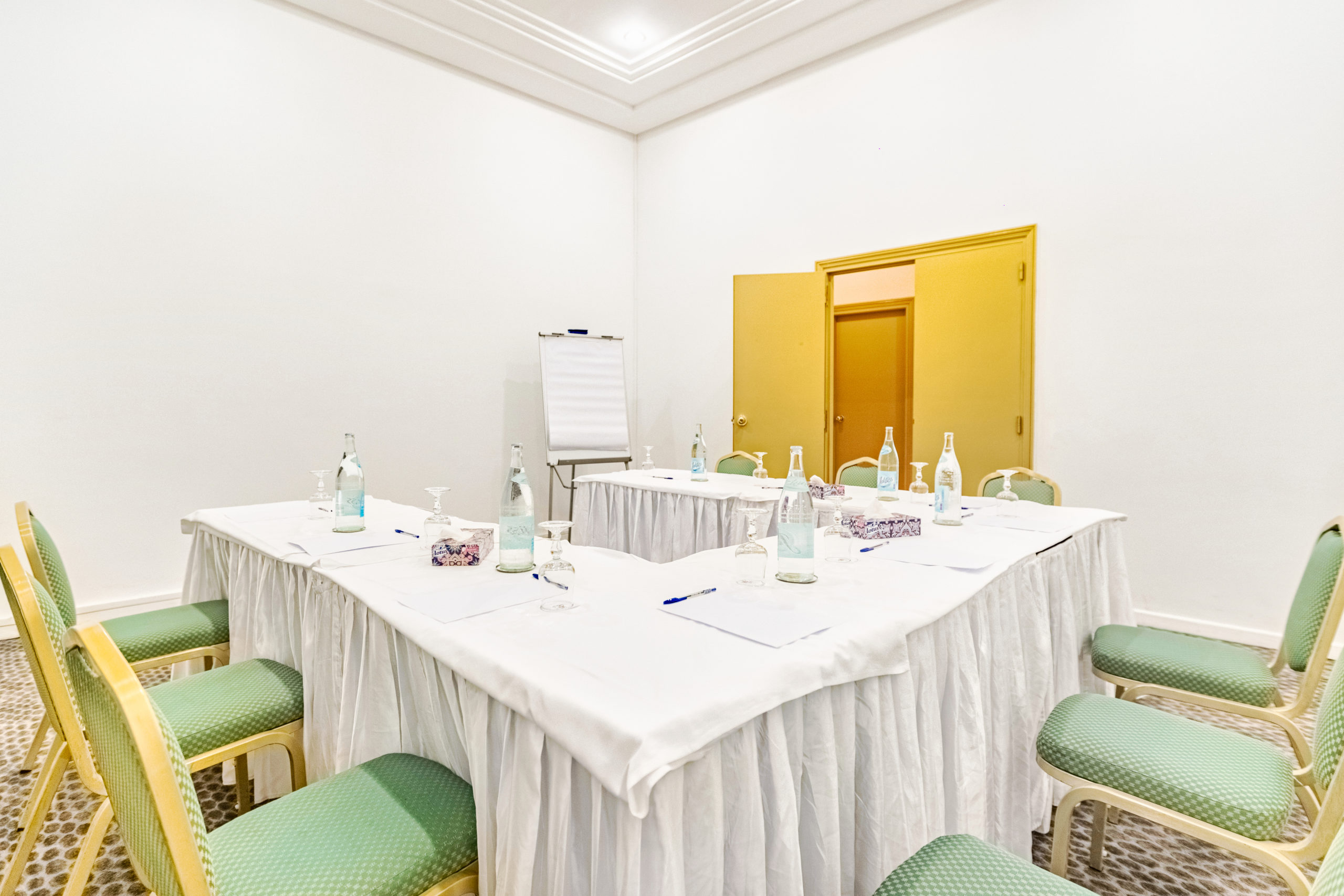 Une salle de sous-commission en configuration de réunion