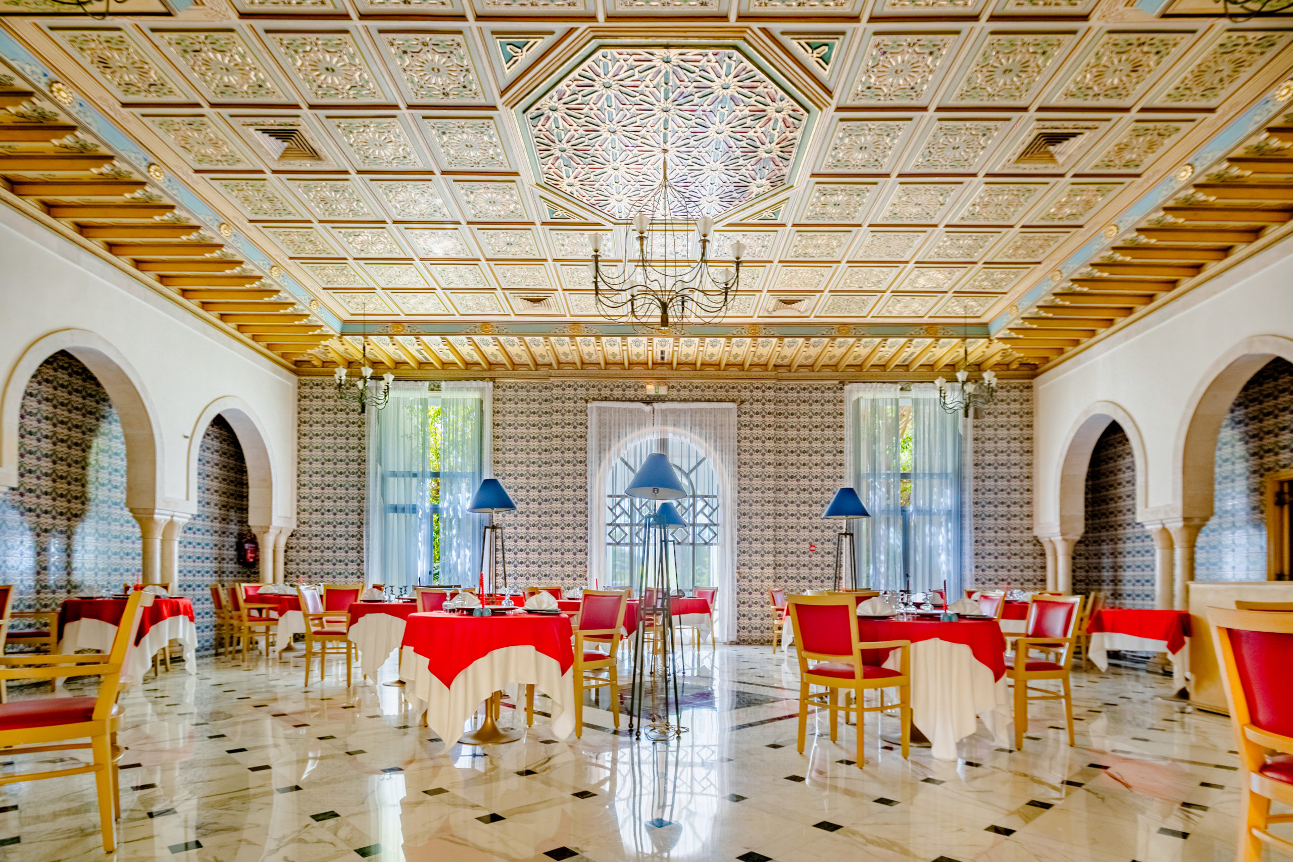 Le restaurant El Mayda dressé pour accueillir les invités